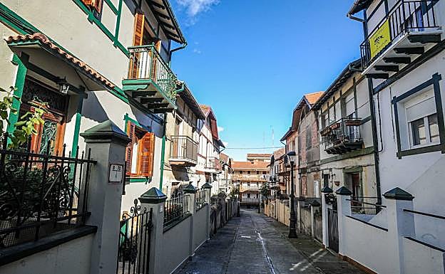 Calle del grupo de casas baratas de La Unión, en Sestao.