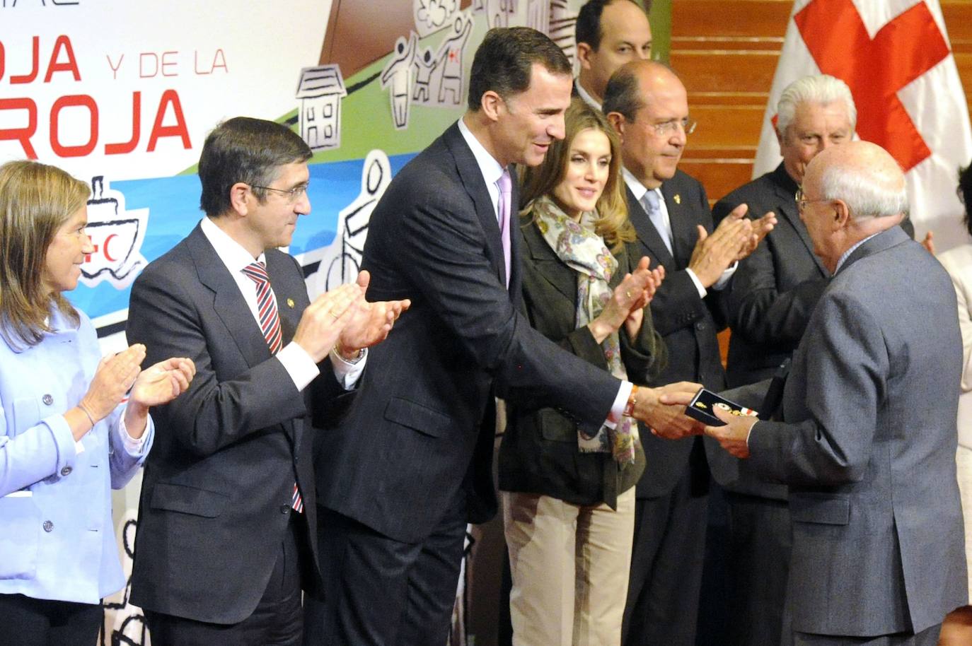 Don Felipe le entrega un galardón a José Ángel Cuerda.