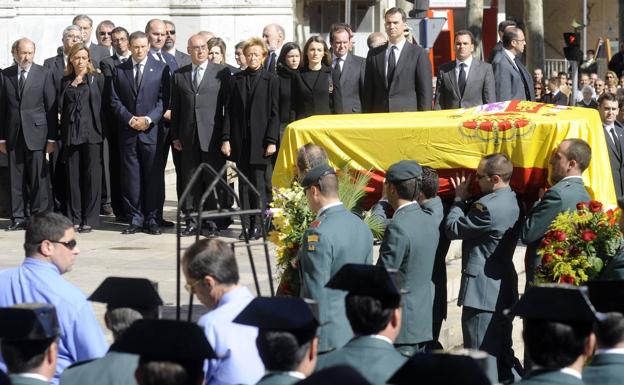 El féretro de Juan Manuel Piñuel, guardia civil muerto en el atentado de Legutiano, pasa, portado sobre los hombros de sus compañeros, ante los Príncipes de Asturias y resto de personalidades que acudieron al funeral celebrado en Vitoria.