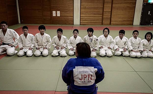 Imagen principal - Wakako Ueno, la madre de campeonas que transmite el judo a los jóvenes