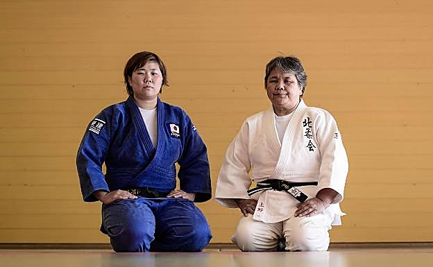 Imagen principal - Wakako Ueno dirige el dojo familiar junto a su hija pequeña, Tomoe (con el kimono azul). 