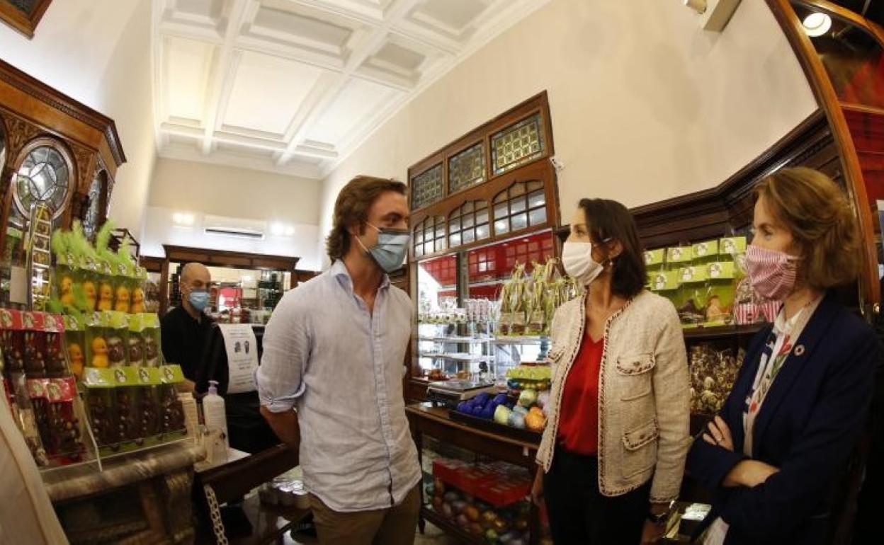 La ministra Reyes Maroto visita un comercio en Bilbao.