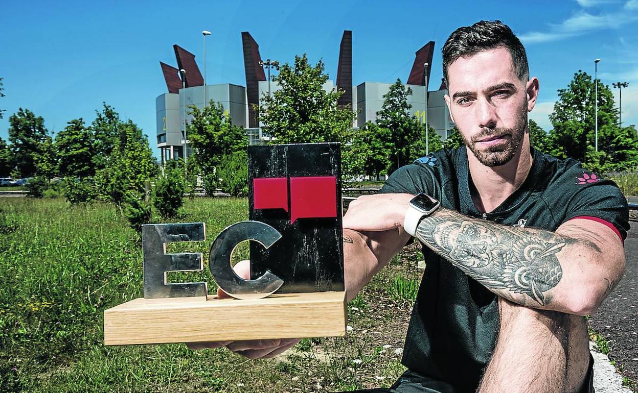 Luca Vildoza sostiene el premio de 'Alavés del mes de junio' en las cercanías del Buesa Arena.