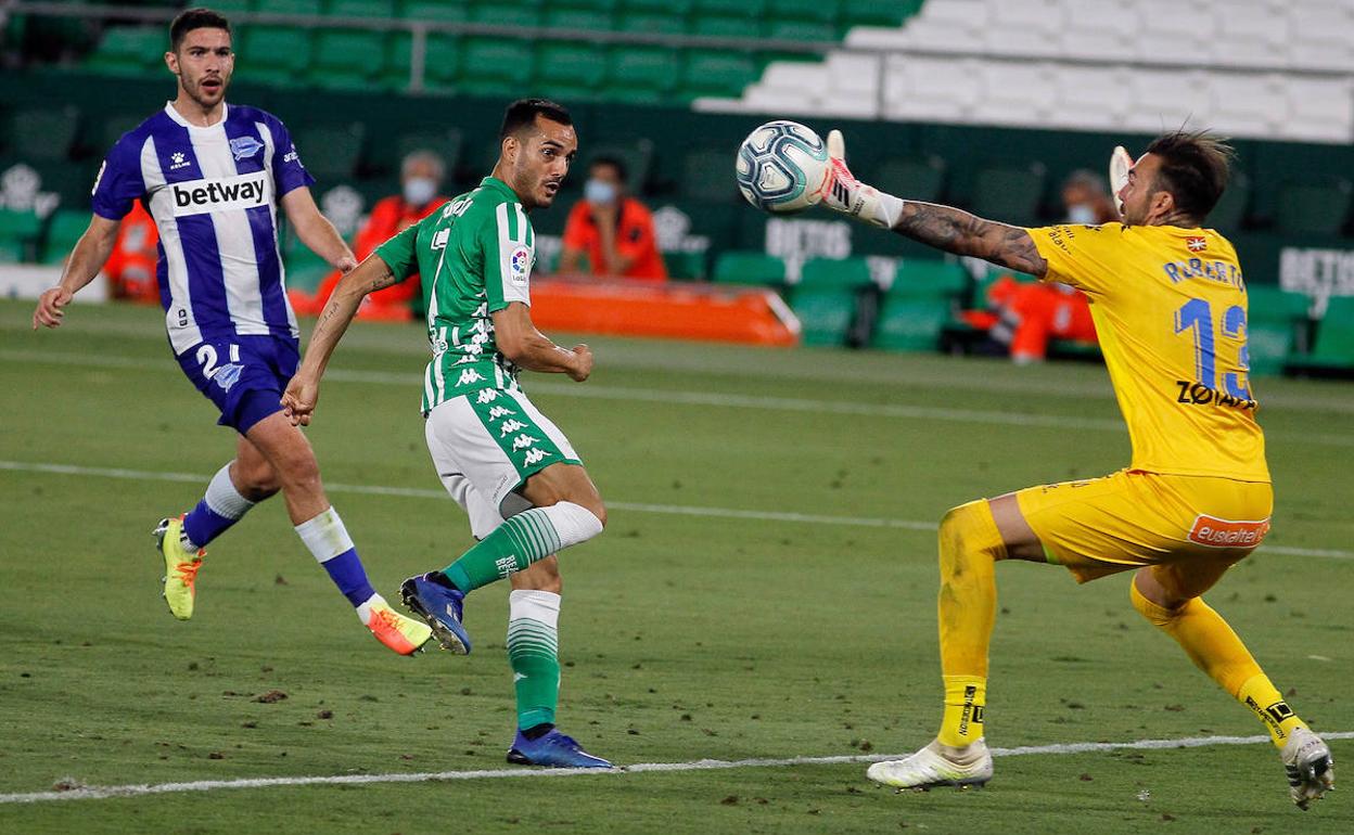 Roberto hace una gran parada a Juanmi en el Villamarín. 