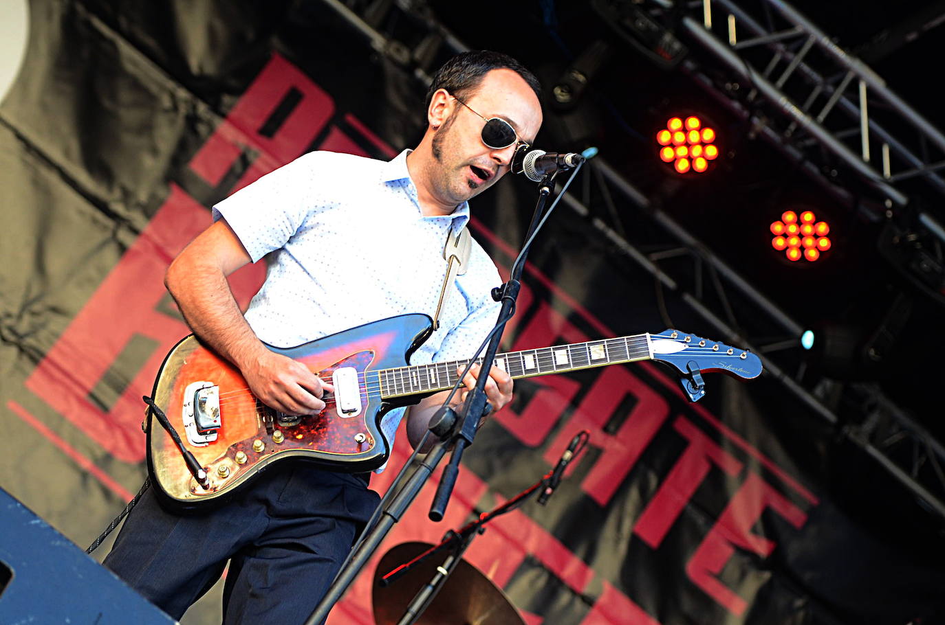 Iker Piris con su guitarra Silvertone. 