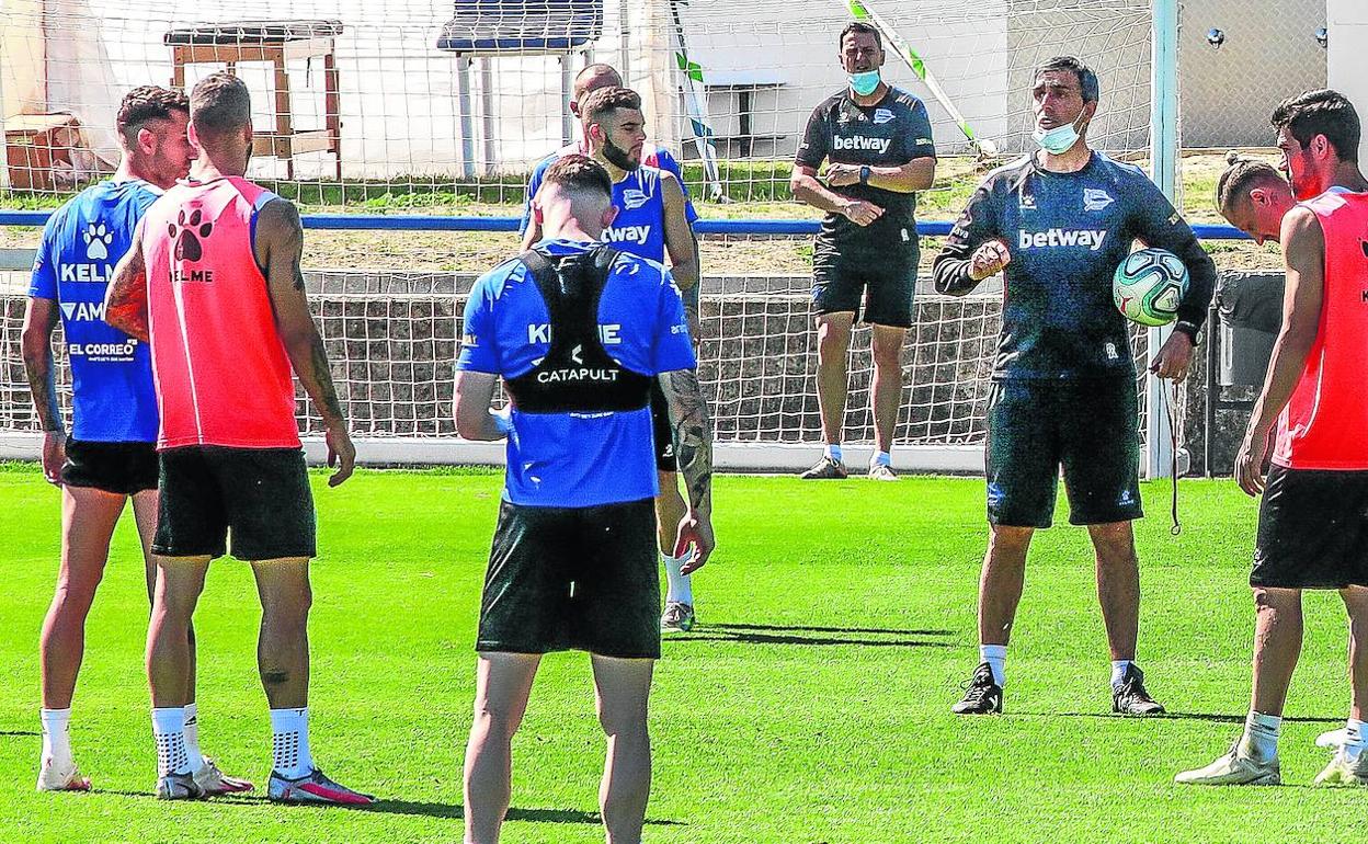 Muñiz da indicaciones a sus jugadores durante el entrenamiento del ayer, el que será el último de la temporada.