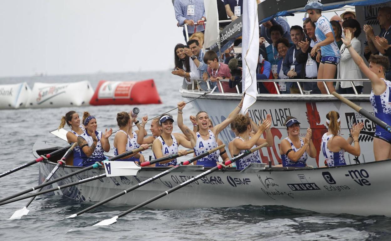 Imagen de archivo de las remeras de Arraun Lagunak celebrando el triunfo en la Liga Euskotren, en 2019.
