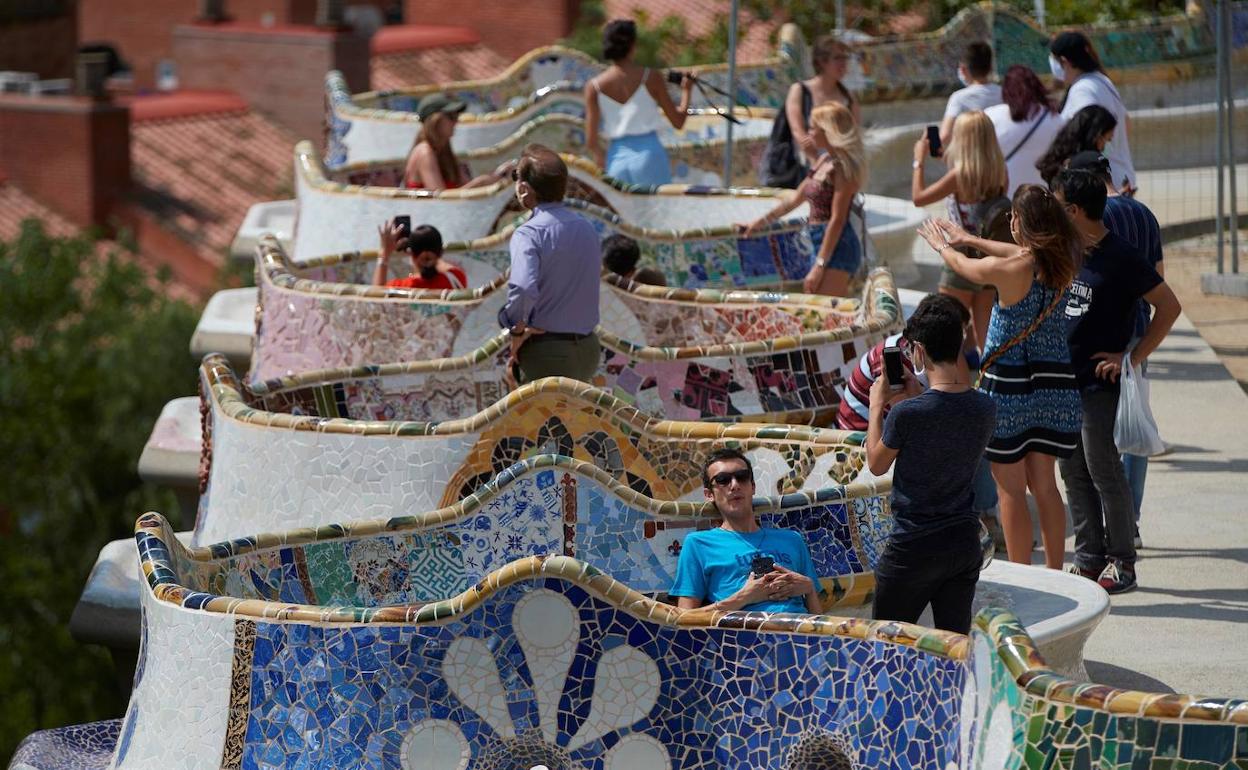 Vistantes en Güel de Barcelona. 