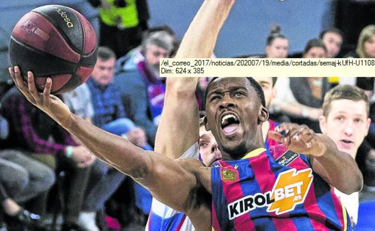 Semaj Christon anota por delante de Brodziansky, en el Buesa, antes de que la liga se parara.