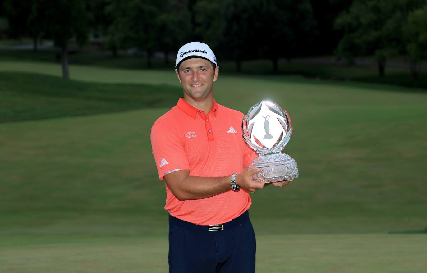 Jon Rahm posa feliz con el trofeo de The Memorial.