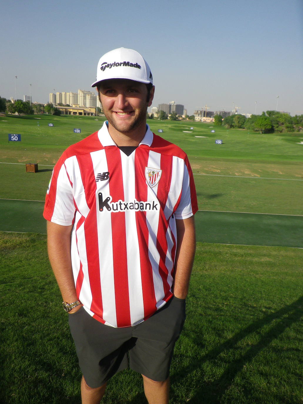 Jon Rahm con la camiseta del Athletic en Dubai en 2017.