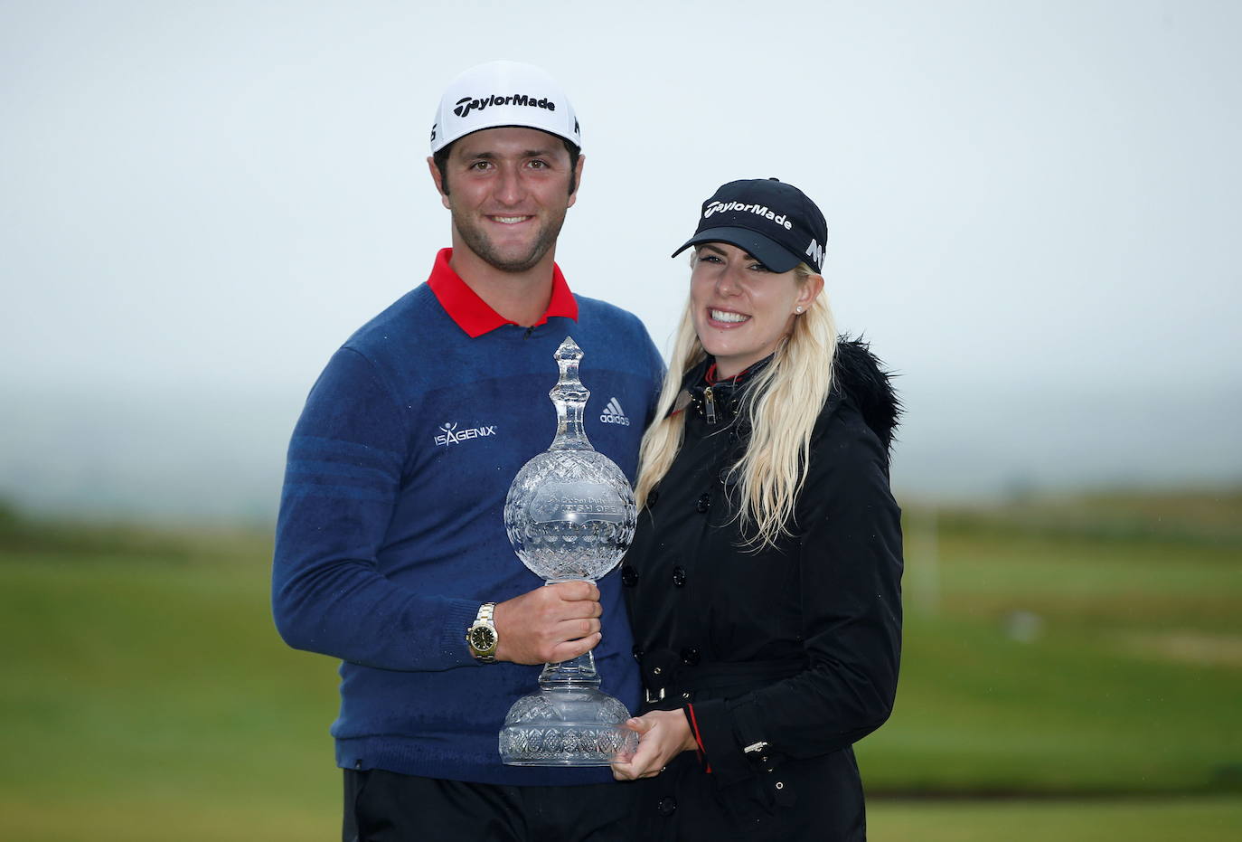 Jon Rahm y su chica posan tras ganar el Irish Open en 2017.