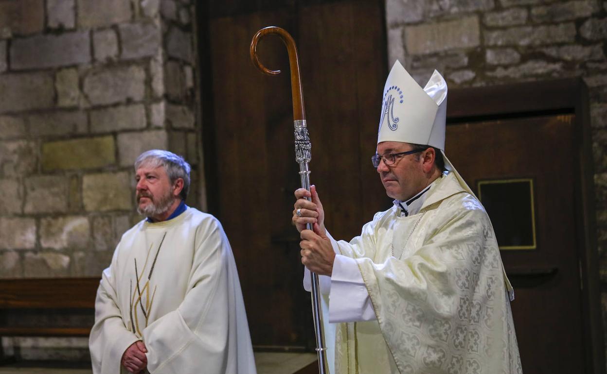 El obispo de Vitoria, en una misa celebrada en mayo en el Santuario de Estíbaliz.