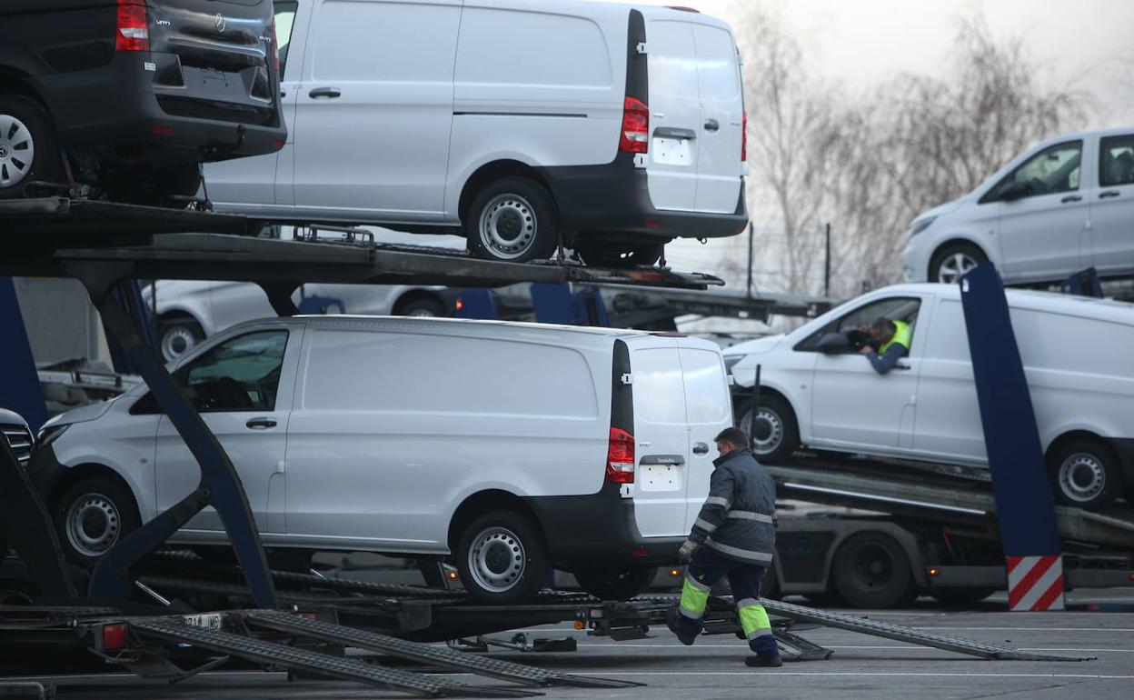 Operarios cargan furgonetas de Mercedes en el aparcamiento de la planta de Vitoria.