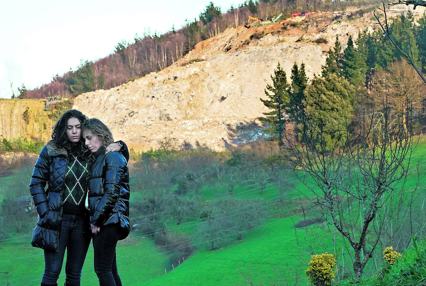 Bego y Gema las hermanas de Joaquín Beltrán, desoladas. Los cadáveres de los trabajadores siguen desaparecidos.