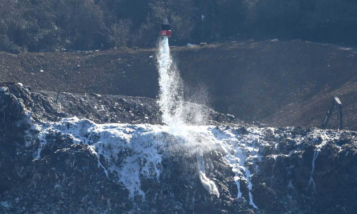 La Ertzaintza rocía con espuma la zona cero para evitar nuevos incendios.