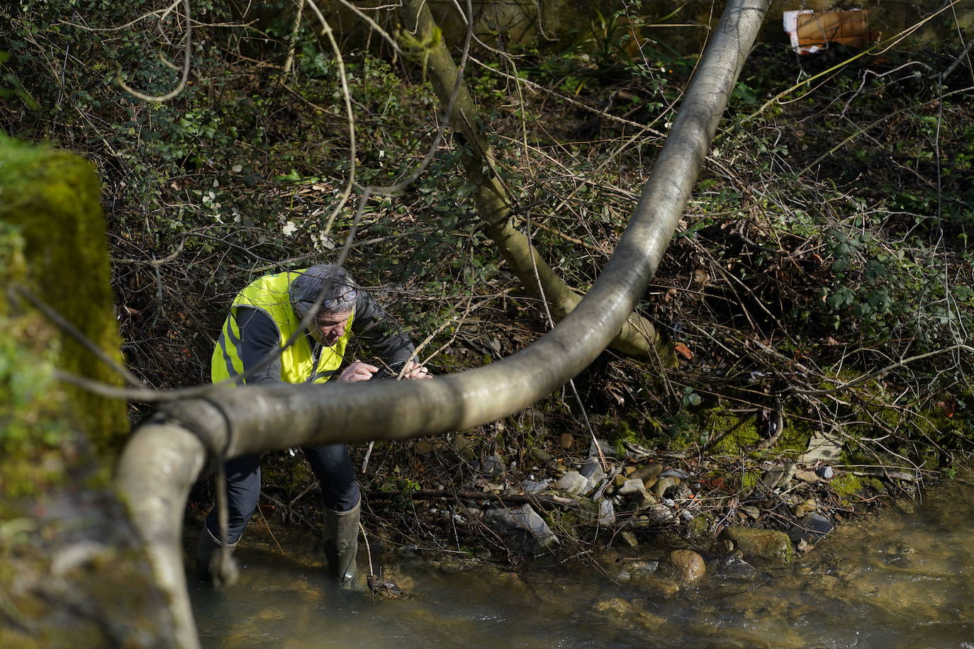 Un técnico de URA trabaja en la zona analizando la calidad del agua que se ha visto afectada.