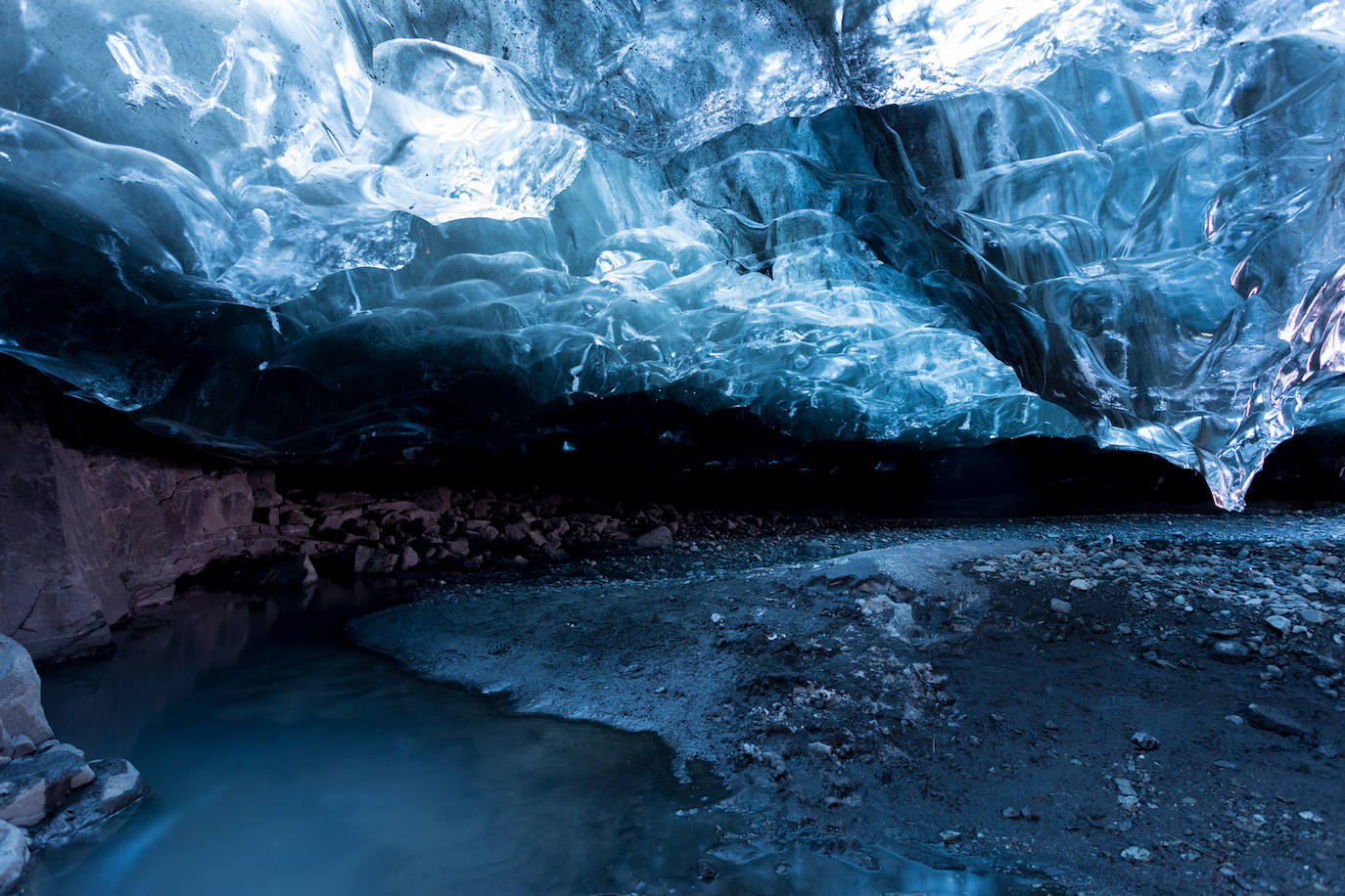 10.- Cuevas de hielo del Glaciar Vatnajökull (Islandia) | Último glaciar en ser protegido por la Unesco y uno de los más impresionantes del planeta. A su tamaño (es el segundo más extenso de Europa), se le suma su virginidad y los numerosos rincones únicos que su fuerza genera. También se pueden visitar sus impresionantes cuevas de hielo. 