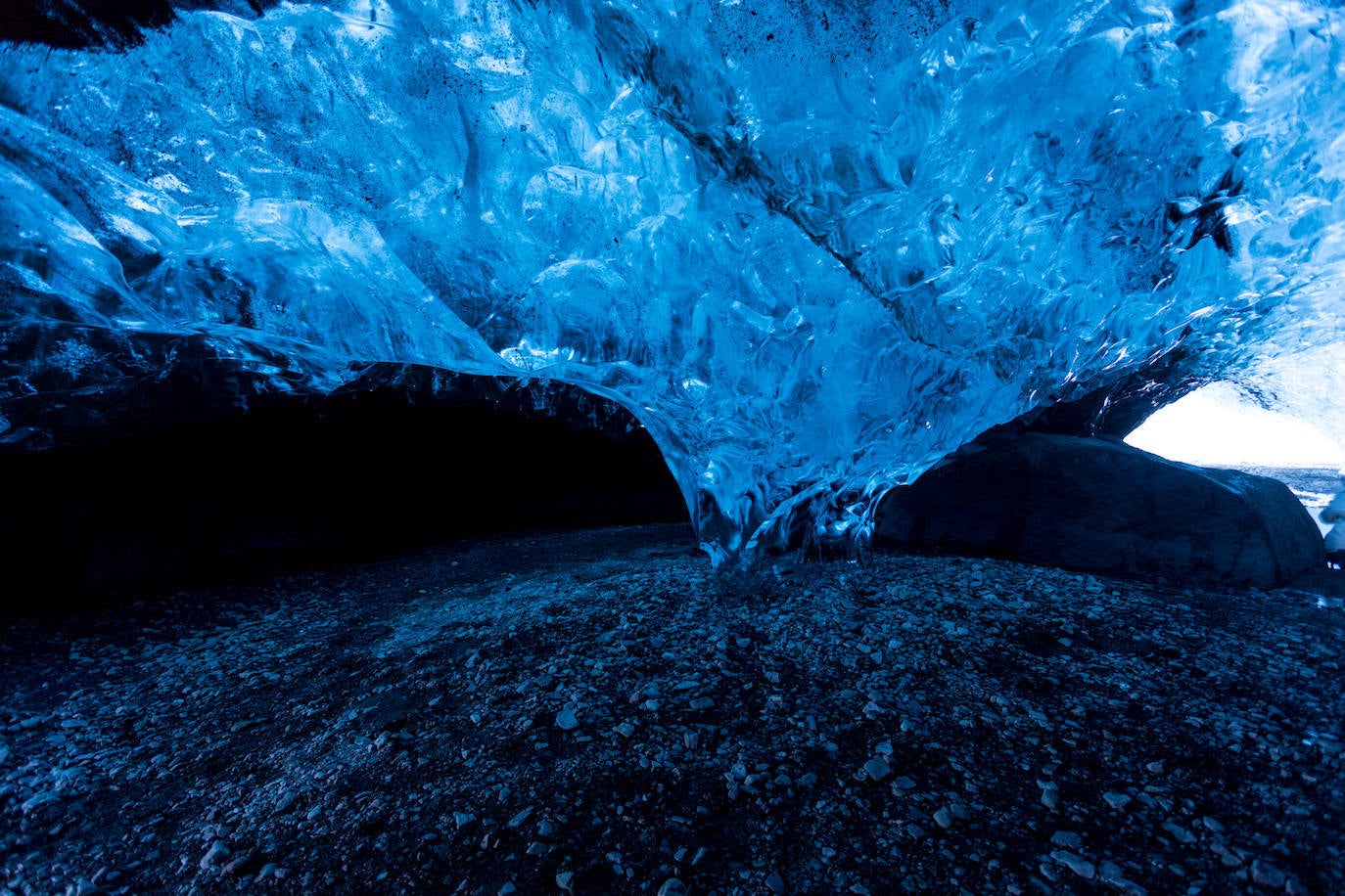 10.- Cuevas de hielo del Glaciar Vatnajökull (Islandia) | Último glaciar en ser protegido por la Unesco y uno de los más impresionantes del planeta. A su tamaño (es el segundo más extenso de Europa), se le suma su virginidad y los numerosos rincones únicos que su fuerza genera. También se pueden visitar sus impresionantes cuevas de hielo. 
