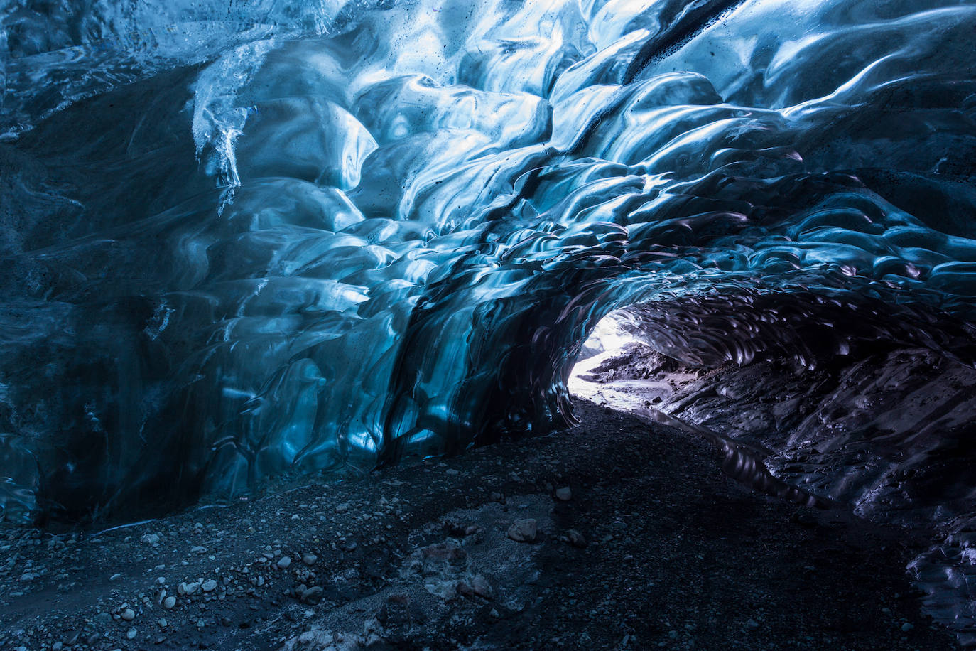 10.- Cuevas de hielo del Glaciar Vatnajökull (Islandia) | Último glaciar en ser protegido por la Unesco y uno de los más impresionantes del planeta. A su tamaño (es el segundo más extenso de Europa), se le suma su virginidad y los numerosos rincones únicos que su fuerza genera. También se pueden visitar sus impresionantes cuevas de hielo. 