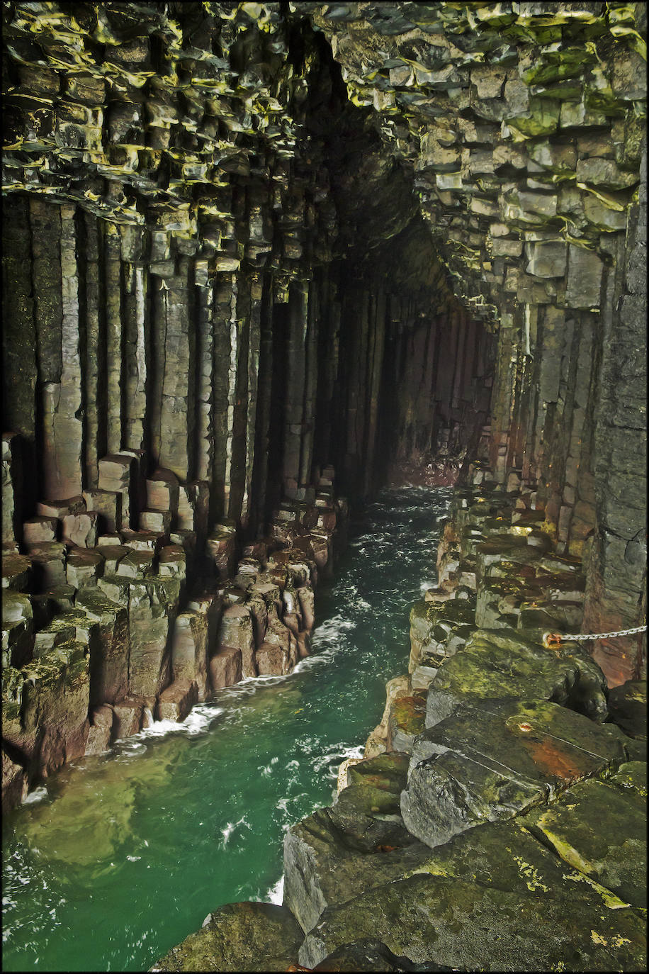 13.- Gruta de Fingal (Escocia, Reino Unido) | Esta cueva está compuesta por columnatas basálticas formadas por el enfriamiento de la lava al llegar al nivel donde ahora se encuentra el mar. 