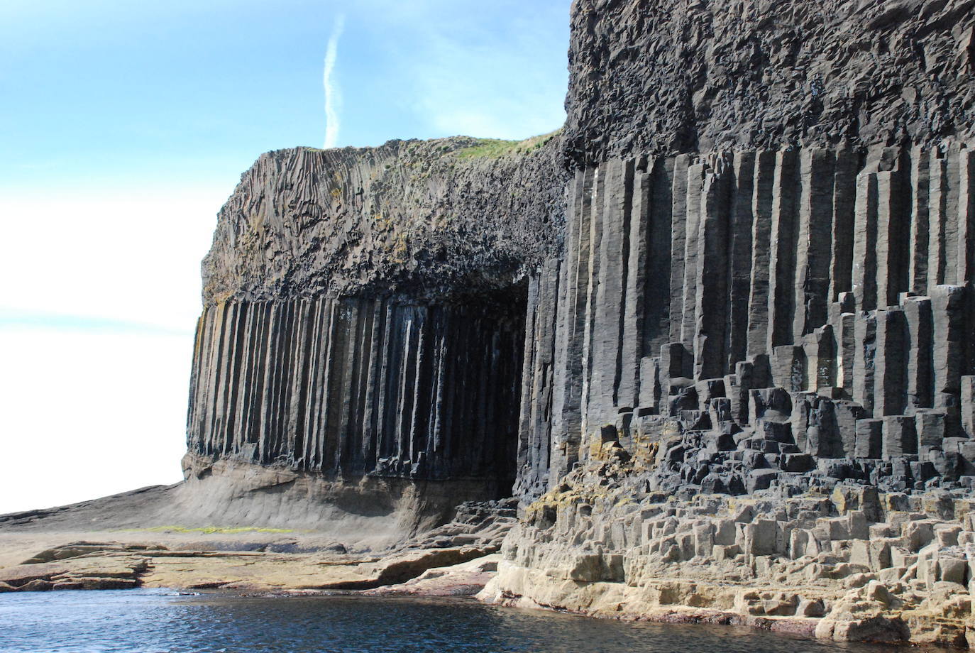13.- Gruta de Fingal (Escocia, Reino Unido) | Esta cueva está compuesta por columnatas basálticas formadas por el enfriamiento de la lava al llegar al nivel donde ahora se encuentra el mar. 