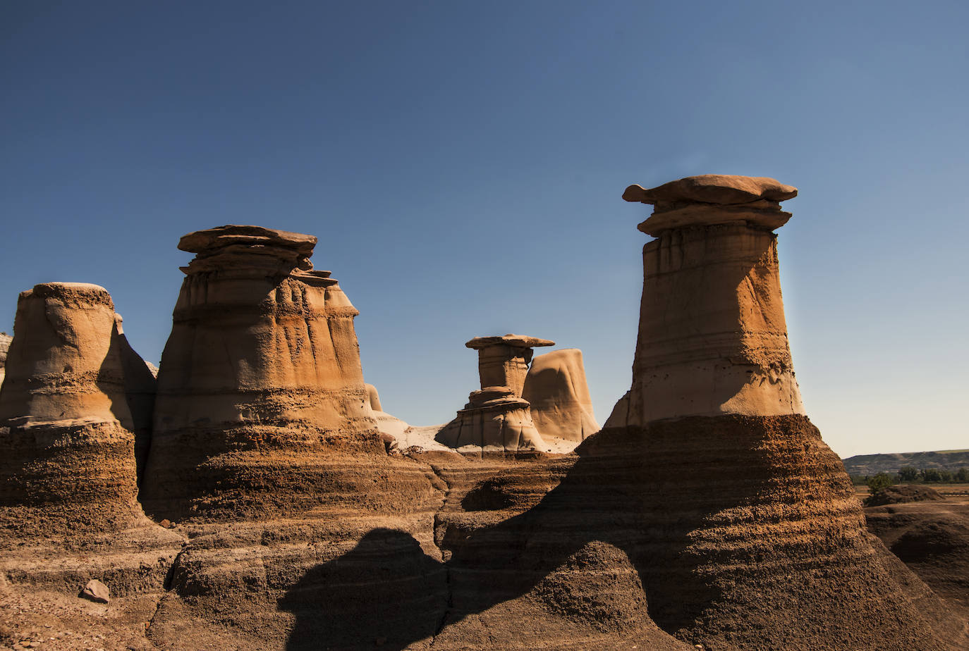 14.- Hoodoos (Badlands, Alberta; Canadá) | Estas 'chimeneas de hadas' son grandes columnas naturales constituidas a base de rocas débiles, generalmente sedimentarias, cuya cima es de roca más resistente que la protege de los efectos de la erosión. 