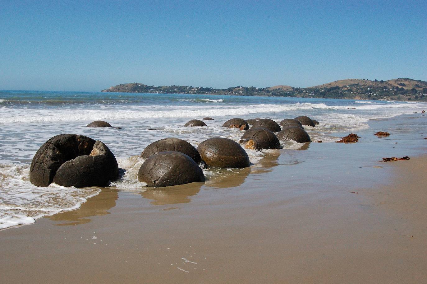 15.- Esferas de piedra (Moeraki, Nueva Zelanda) | Son concentraciones cálcicas que se formaron hace unos 65 millones de años de modo parecido a las perlas. 