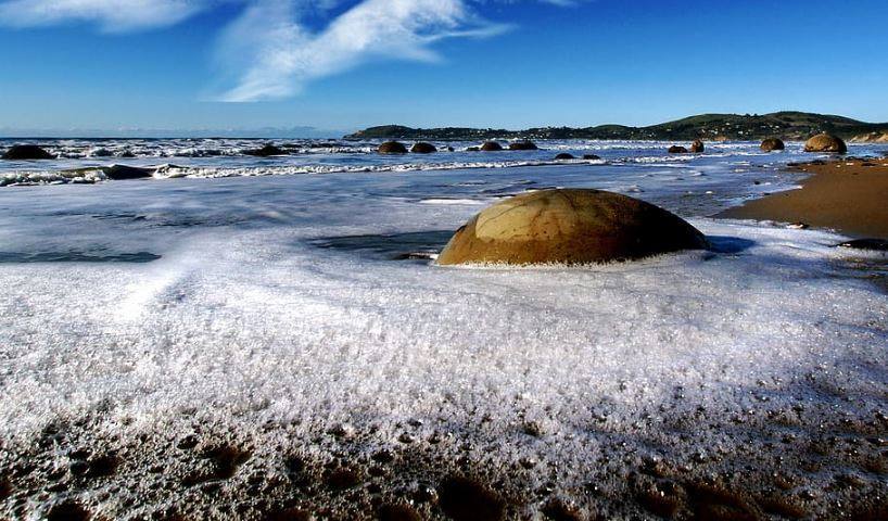15.- Esferas de piedra (Moeraki, Nueva Zelanda) | Son concentraciones cálcicas que se formaron hace unos 65 millones de años de modo parecido a las perlas. 