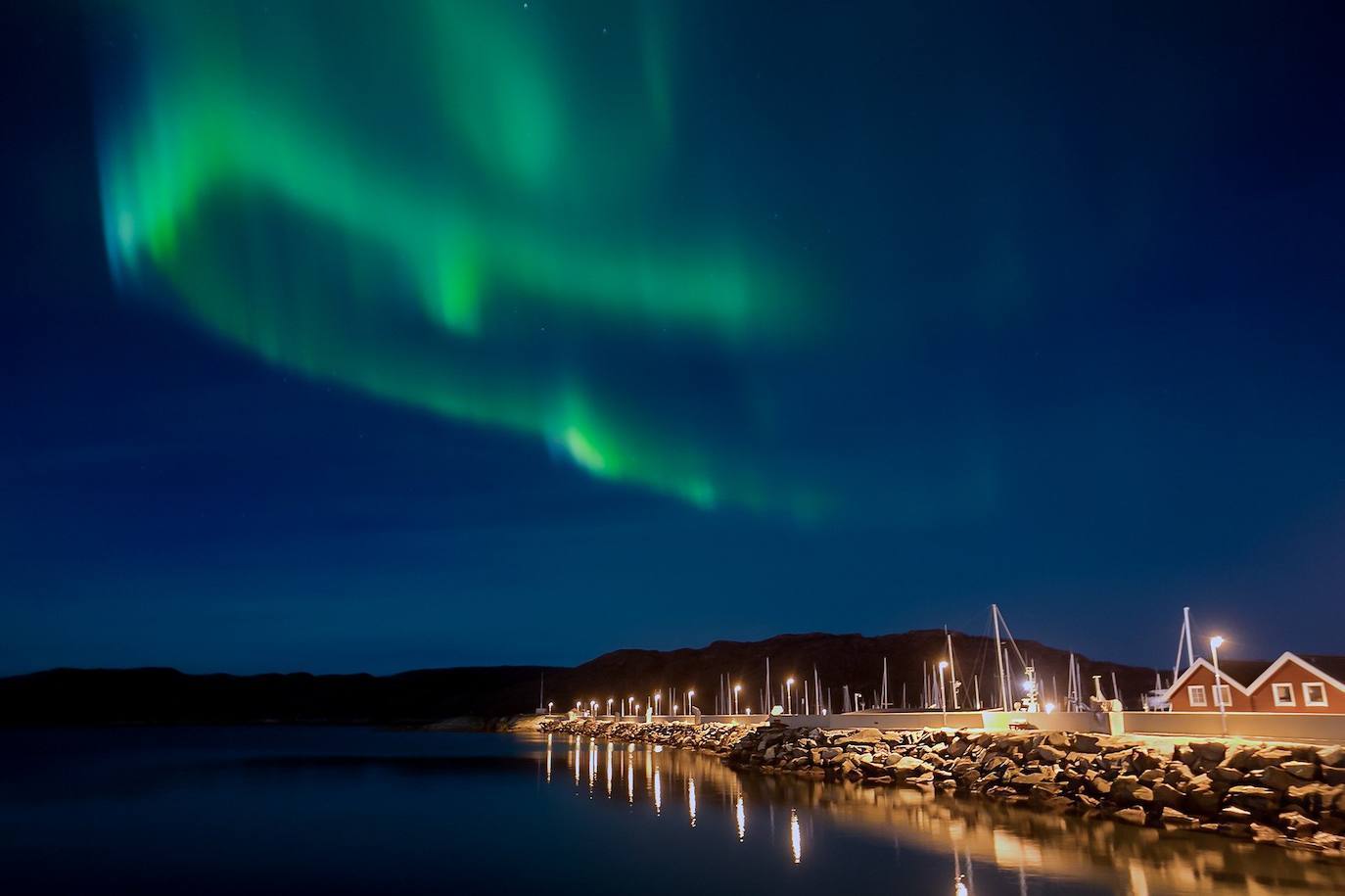 4- Las auroras boreales (Groenlandia, Islandia, Noruega, Finlandia y Suecia) | Ocurren, sobre todo, entre octubre y febrero. Tienen su origen en la liberación de la energía que la magnetosfera terrestre acumula proveniente del viento solar. Es uno de los grandes reclamos del invierno polar. 