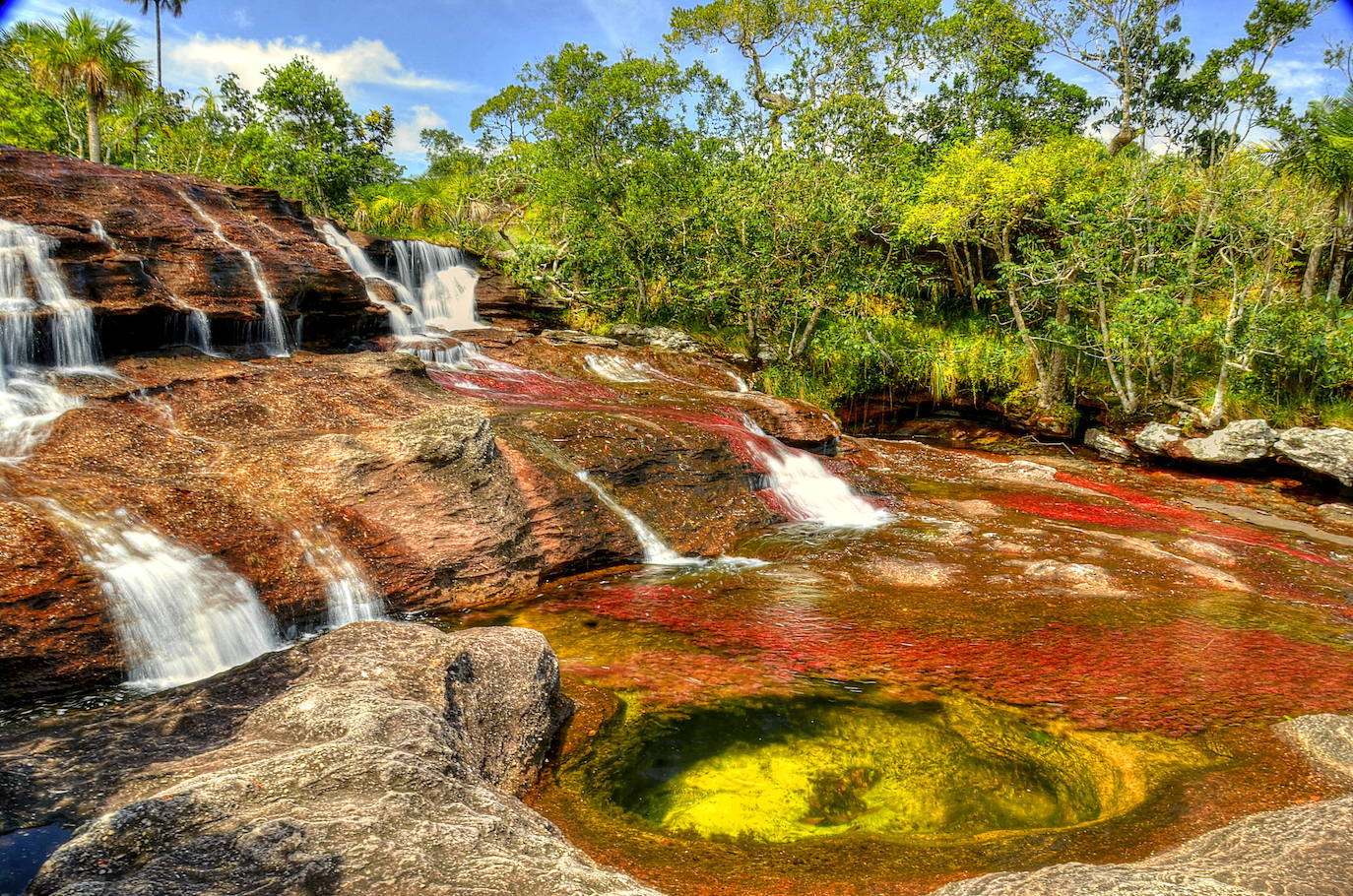 7.- Caño Cristales (Colombia) | Ubicado en la sierra de la Macarena, esta belleza de la naturaleza es conocida con muchos nombres como 'el río de los dioses', 'el río de los siete colores', 'el arco iris que se derritió' e incluso 'el río más hermoso del mundo'. En su fondo se reproducen plantas acuáticas que con la exposición al sol cambian sus colores en un proceso que va desde el verde hasta un rojo intenso. 