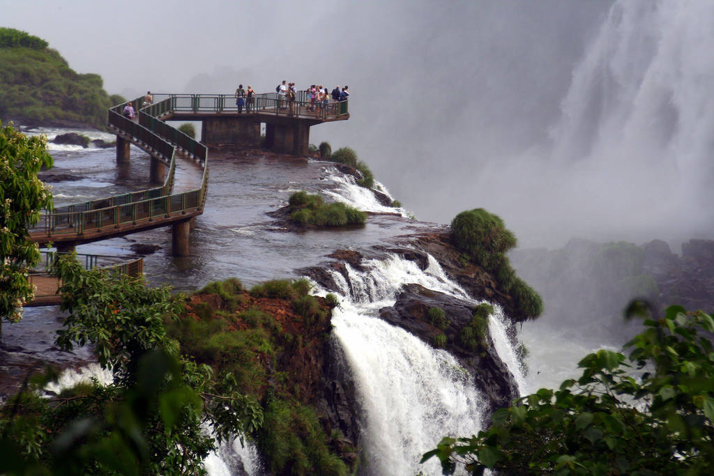 9.- Cataratas de Iguazú (Argentina y Brasil) | Más allá de su innegable belleza, lo más impresionante de estas cataratas es su red de saltos, que alcanzan la cifra de 275. 
