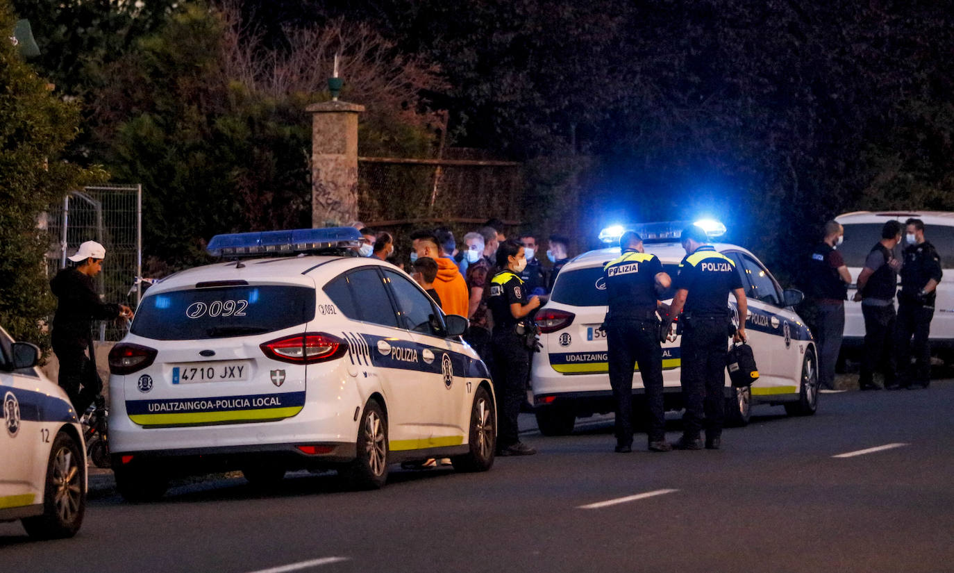 Policías locales y ertzainas ayer en la calle La Peña con amigos del homicida y la víctima, 