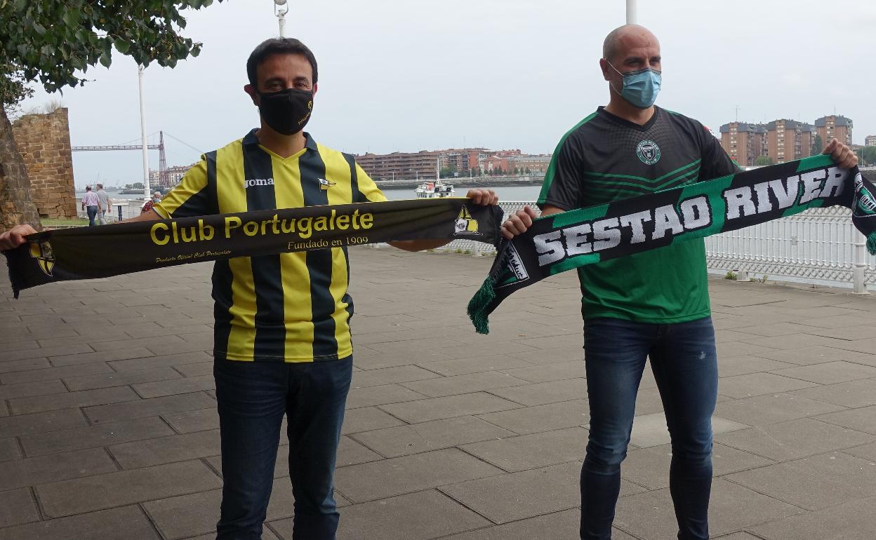 Mikel Torres y Josu Bergara posan con la indumentaria del equipo de su respectiva localidad 