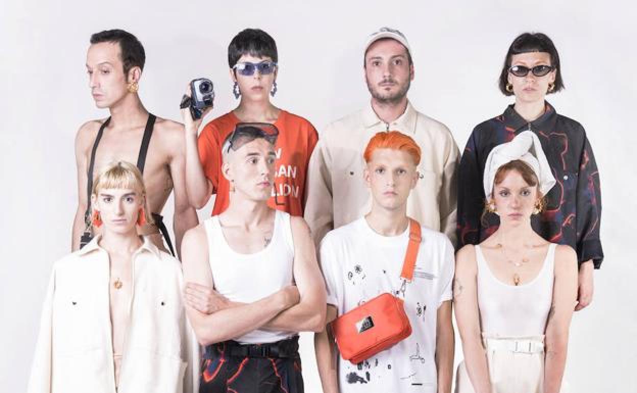 El equipo de la firma 'Proyecto Hemen' y modelos posan con prendas de su nueva colección.