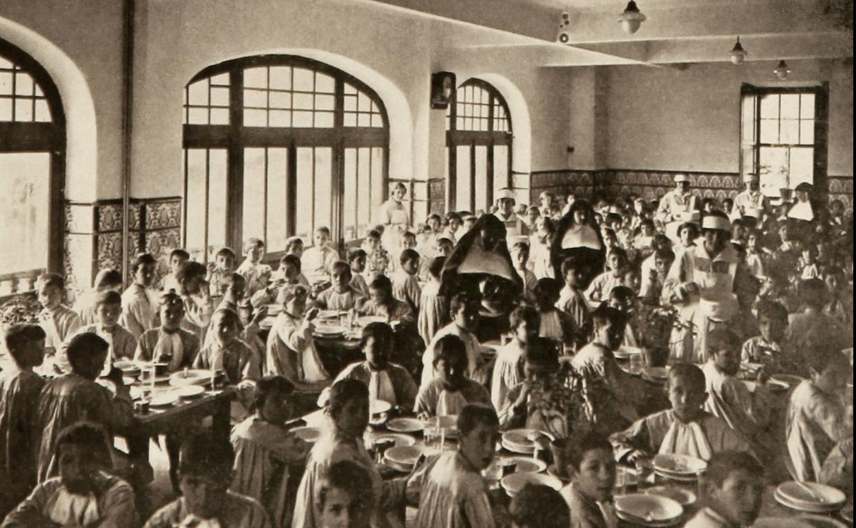 Comedor de la colonia escolar de Sukarrieta-Pedernales. Postal L. Roisin de los años 30 (Fundación Sancho el Sabio)..