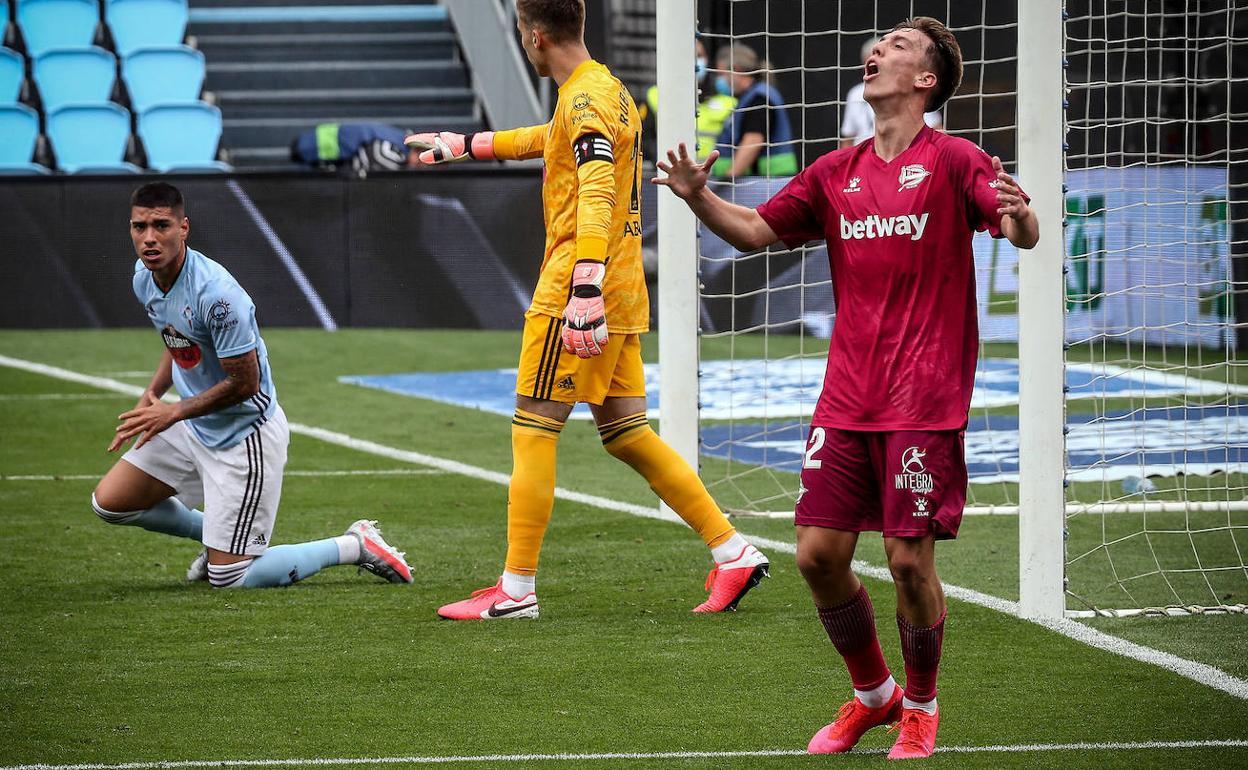 Paulino se lamenta en el partido ante el Celta. 