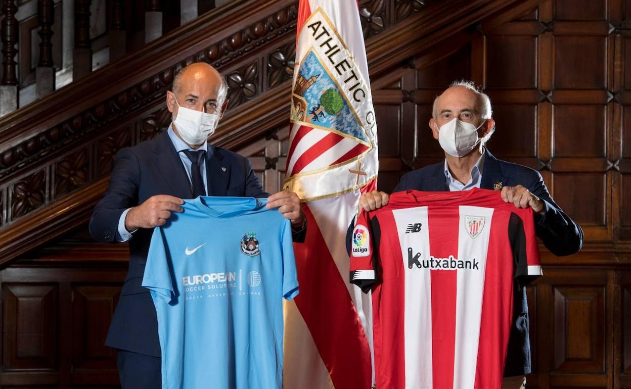 Elizegi y Salegi posan con las camisetas de Antiguoko y Athletic en Ibaigane. 