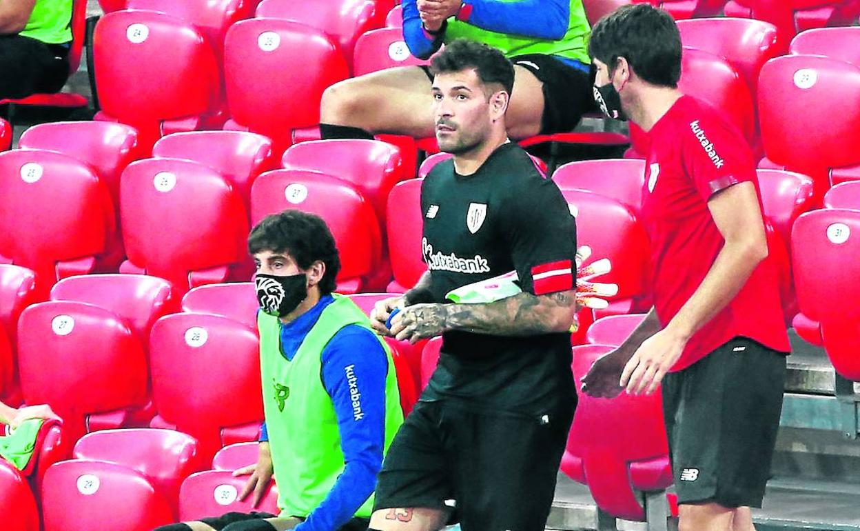 Herrerín se prepara para entrar al campo tras la expulsión de Unai Simón ante el Leganés. 