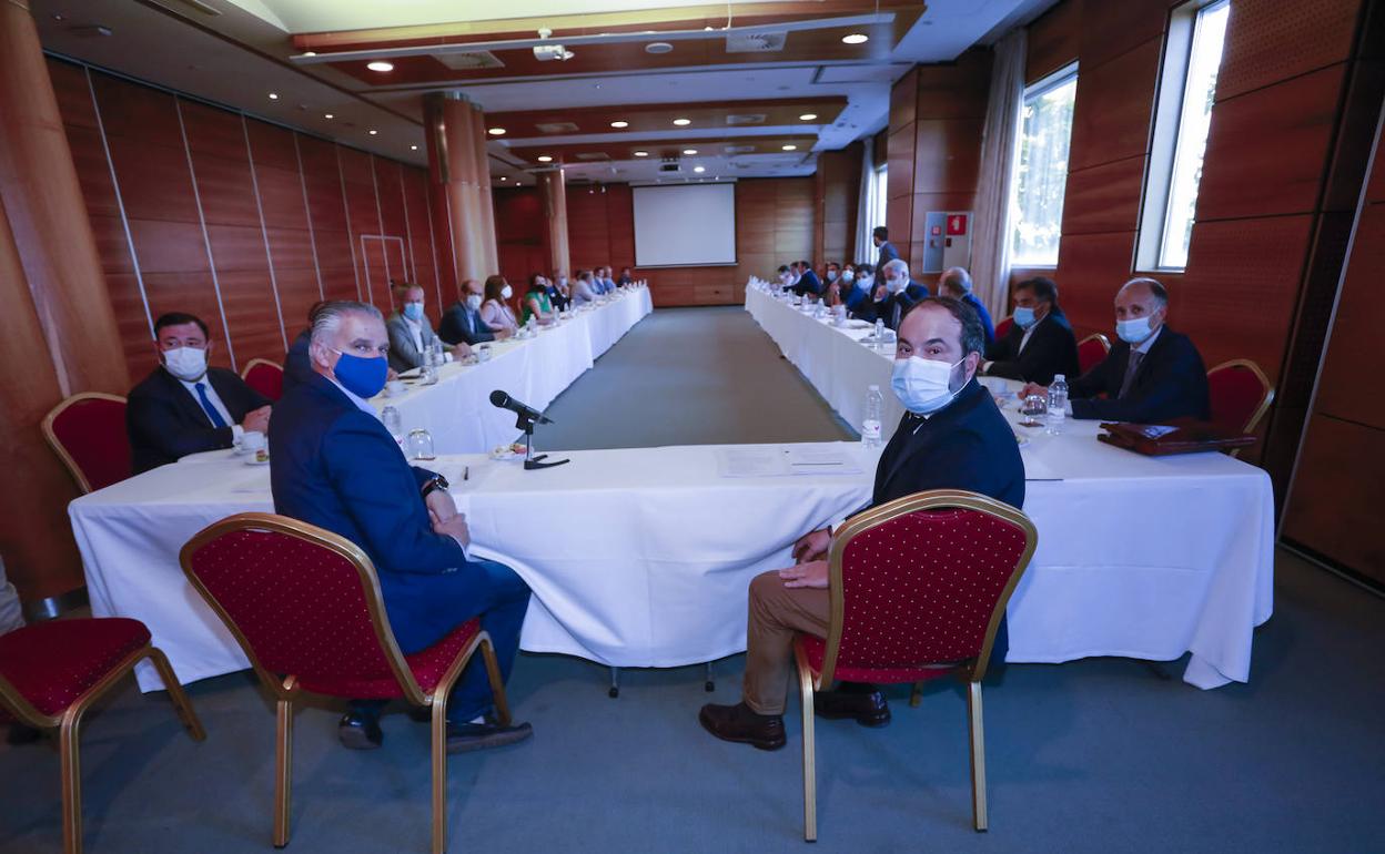 Gómez, a la derecha, junto al secretario general de SEA, Juan Ugarte, hoy al inicio de la junta rectora en la que se ha elegido presidente de la patronal.