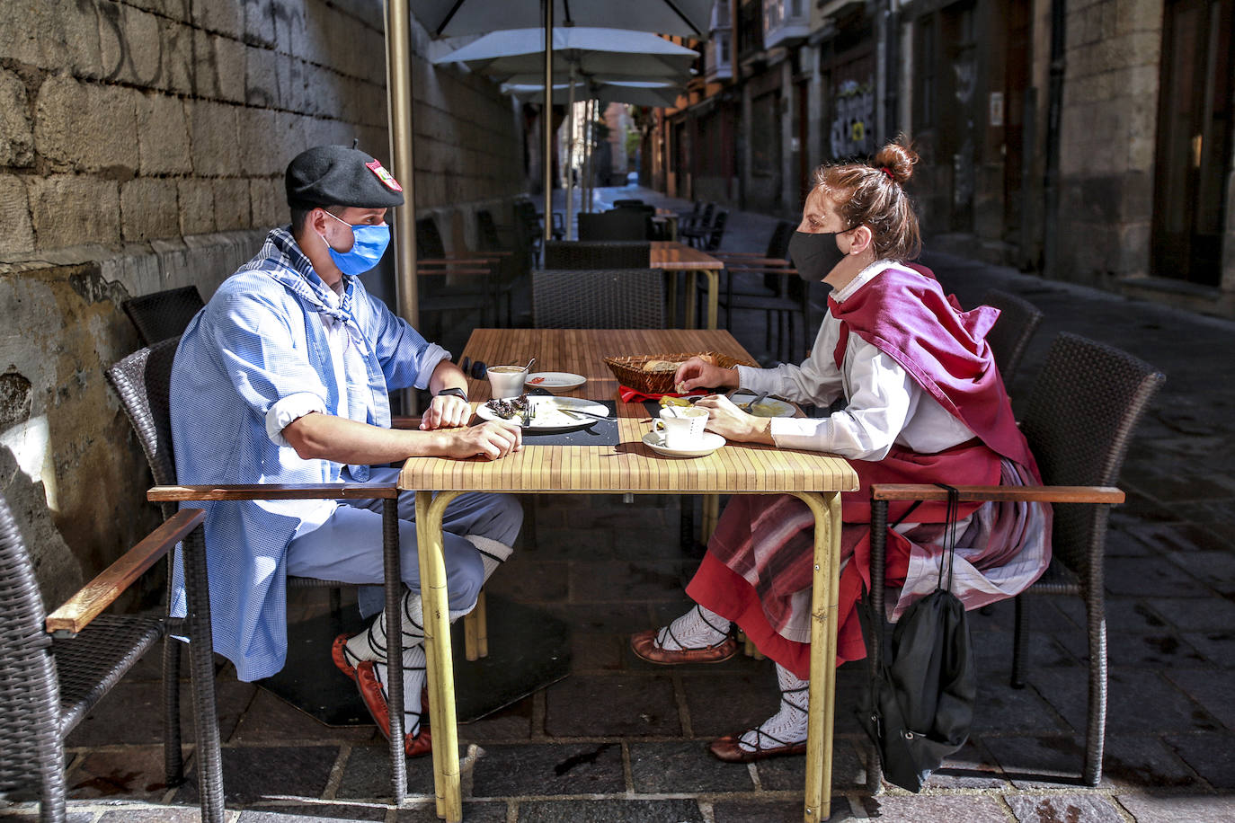 La capital alavesa vive un Día de Santiago con la agenda suspendida por la pandemia. Los vitorianos celebran el festivo sin aglomeraciones, con mascarilla y manteniendo la distancia de seguridad