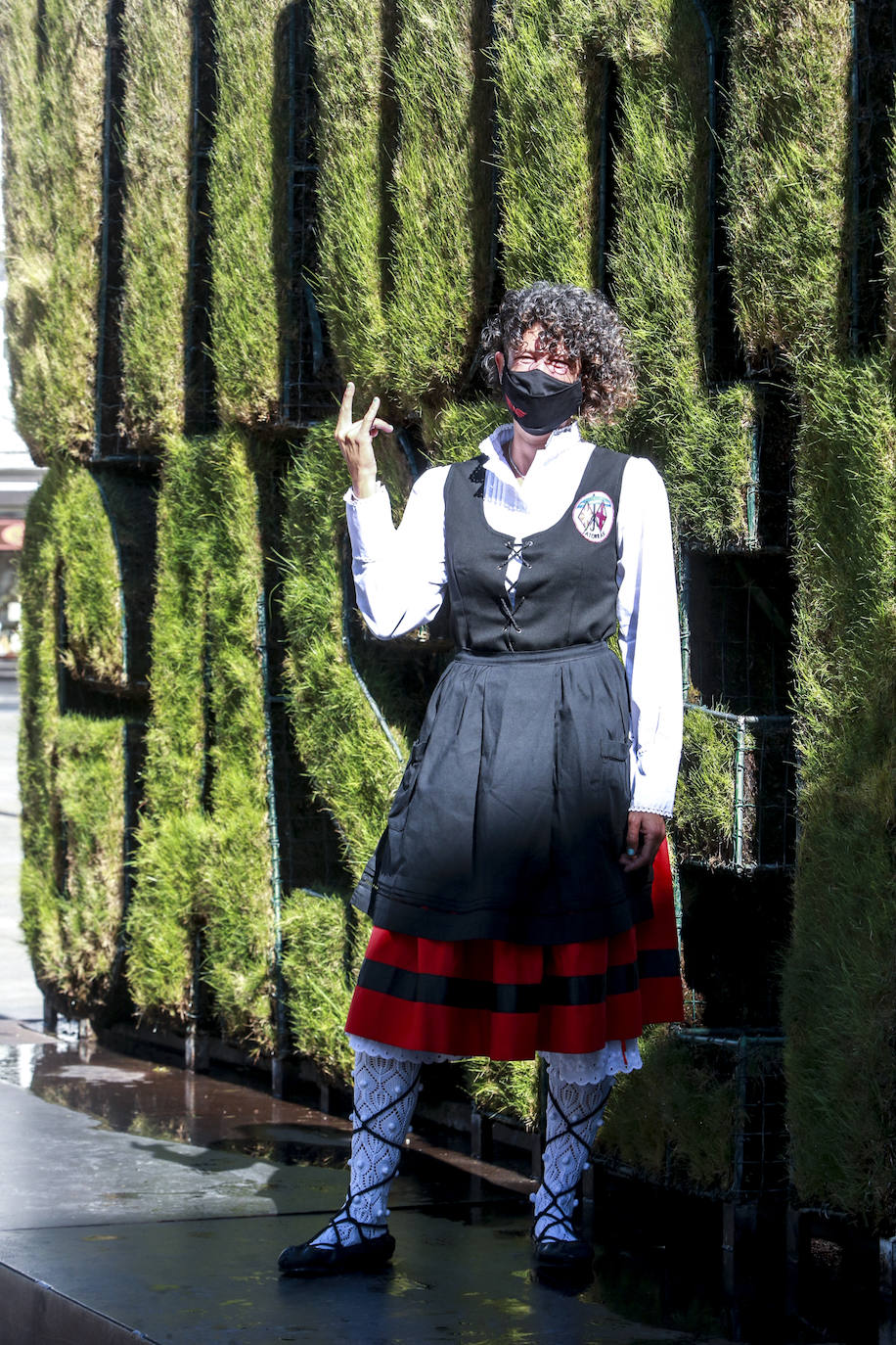 La capital alavesa vive un Día de Santiago con la agenda suspendida por la pandemia. Los vitorianos celebran el festivo sin aglomeraciones, con mascarilla y manteniendo la distancia de seguridad