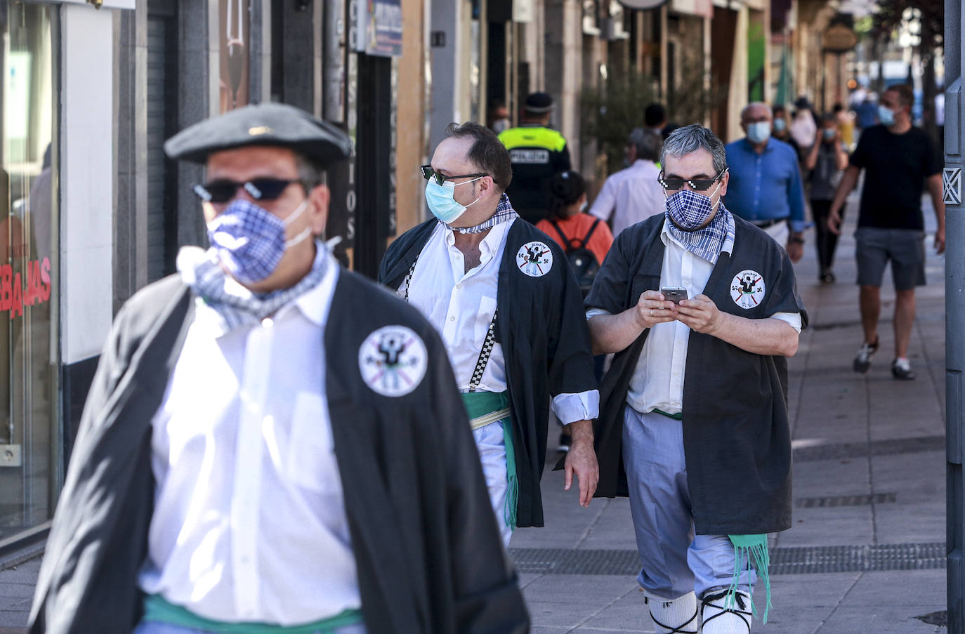 La capital alavesa vive un Día de Santiago con la agenda suspendida por la pandemia. Los vitorianos celebran el festivo sin aglomeraciones, con mascarilla y manteniendo la distancia de seguridad