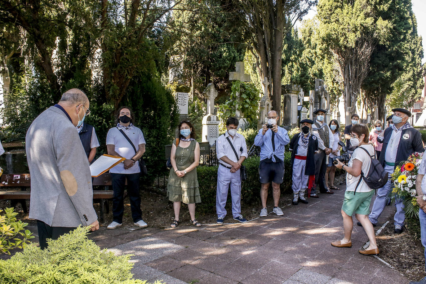 Fotos: Los blusas y neskas honran sus orígenes y sus compañeros fallecidos