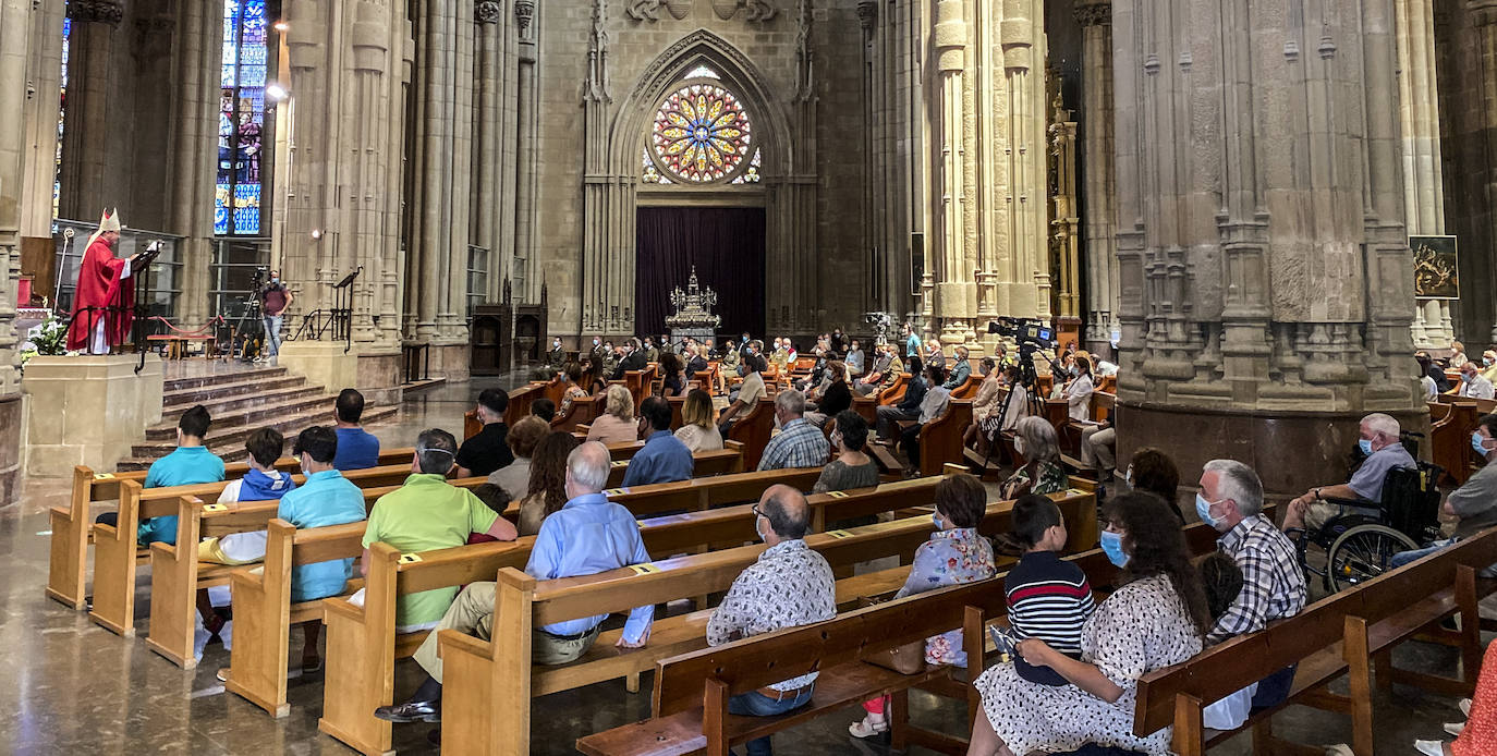 Fotos: La misa en memoria de las víctimas de la pandemia en Álava, en imágenes