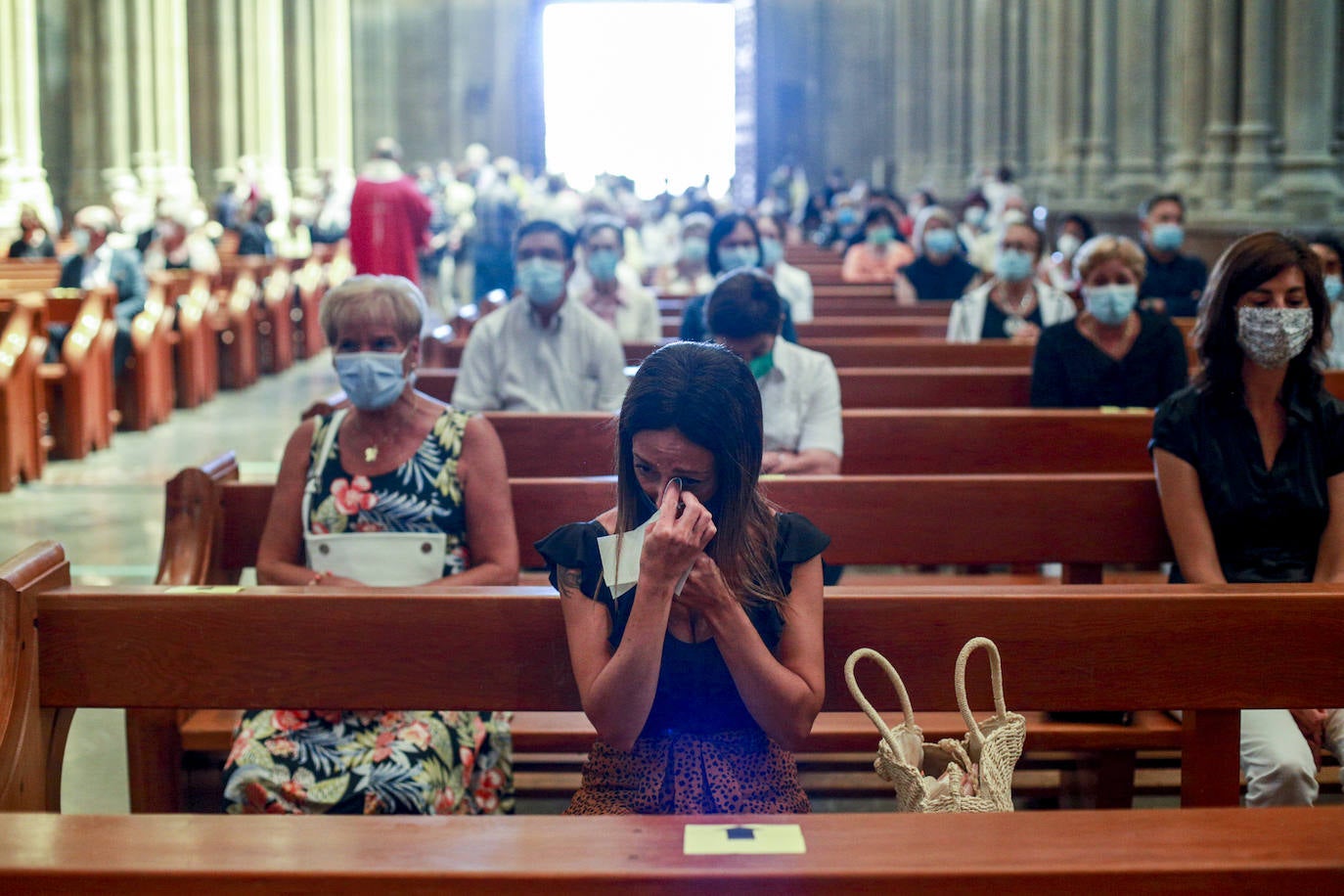 Fotos: La misa en memoria de las víctimas de la pandemia en Álava, en imágenes