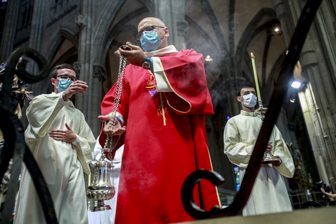 Fotos: La misa en memoria de las víctimas de la pandemia en Álava, en imágenes