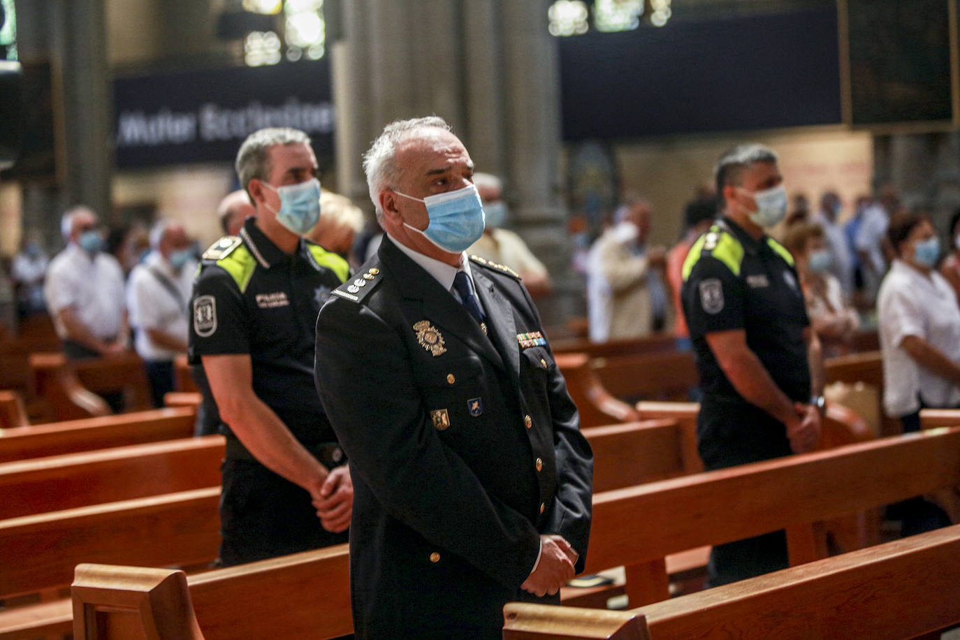 Fotos: La misa en memoria de las víctimas de la pandemia en Álava, en imágenes