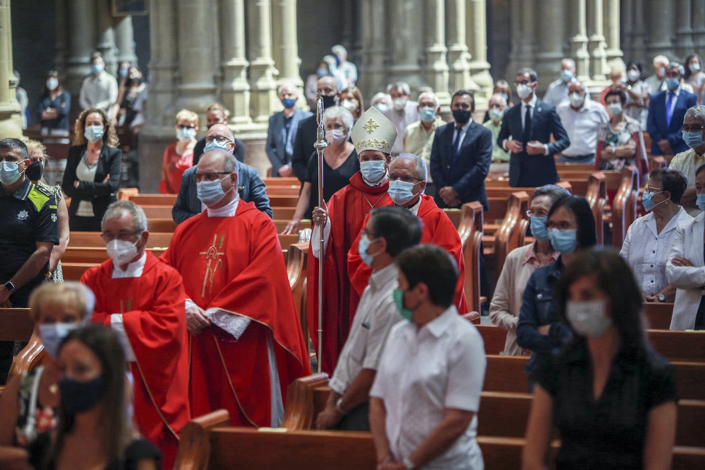 Fotos: La misa en memoria de las víctimas de la pandemia en Álava, en imágenes