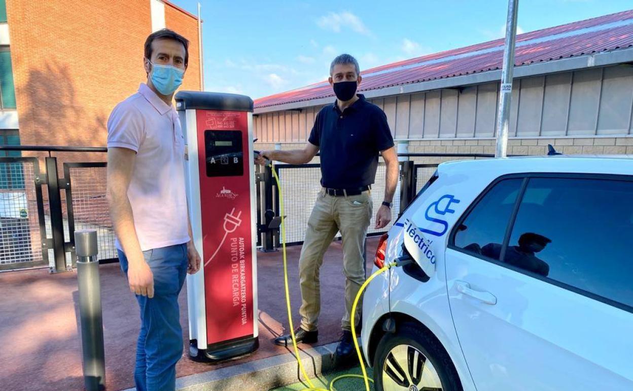 El punto de recarga eléctrico de la calle carretera de Zuazo. 